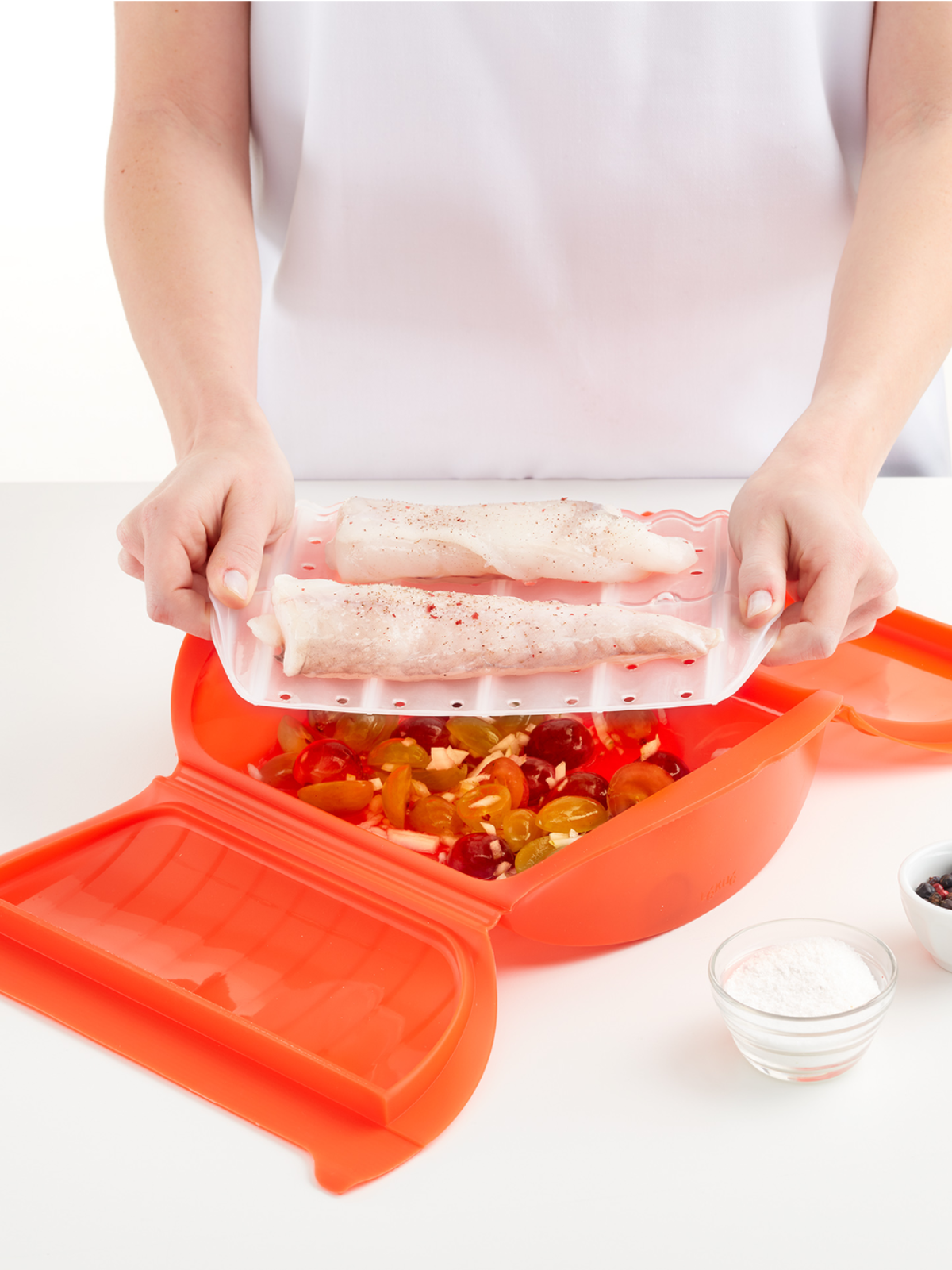 Lekue Microwave Cooker with Tray - Small Red