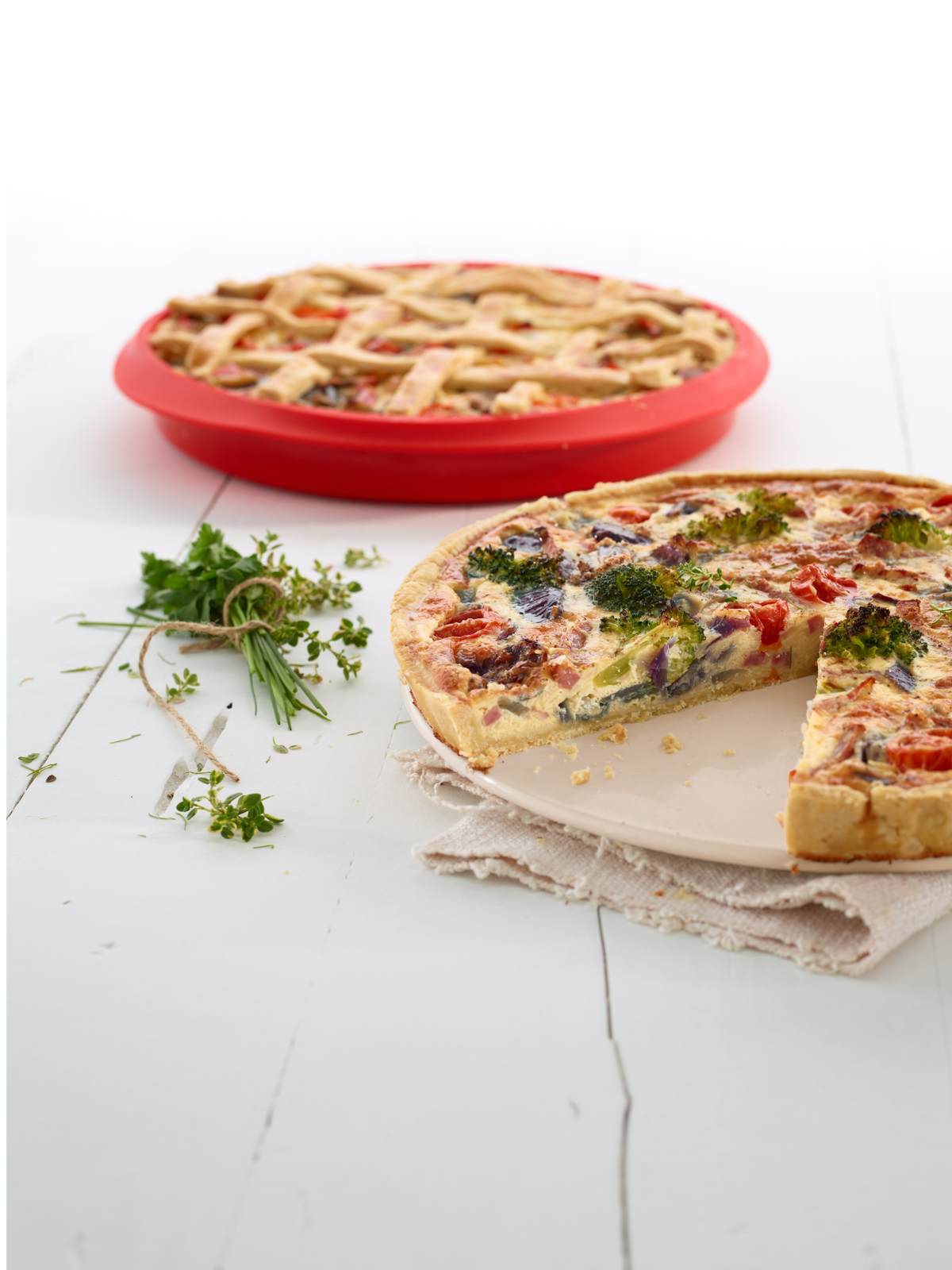 Lekue Quiche Pan with Ceramic Plate 28cm - Red