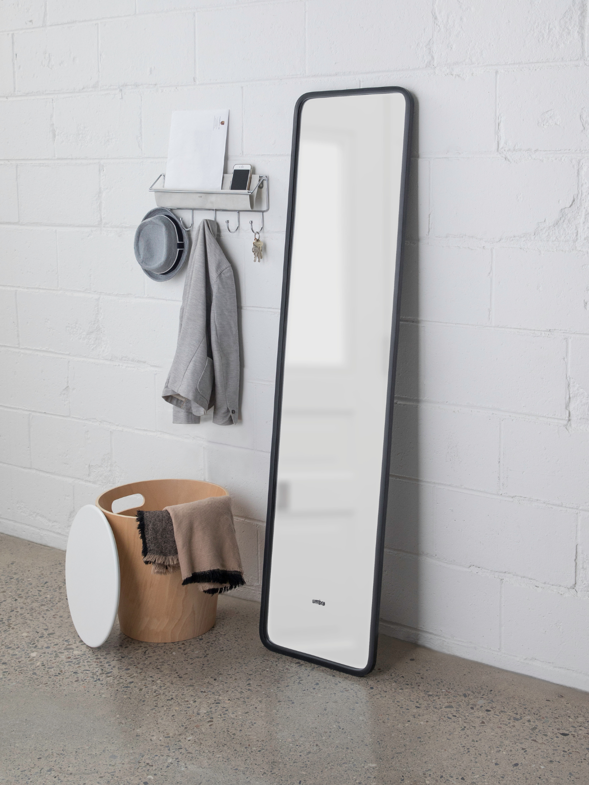 UMBRA Hub Leaning Mirror - Black