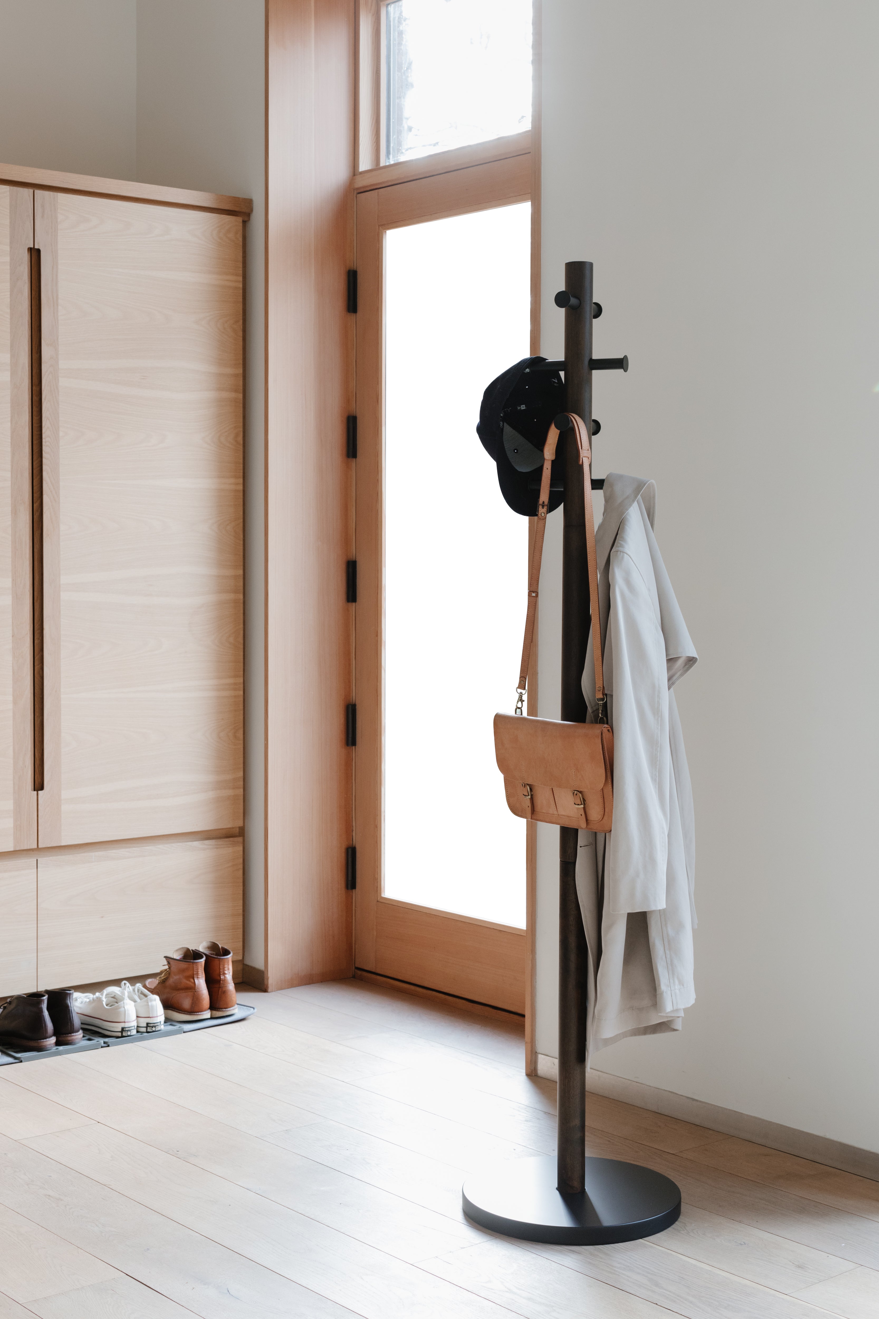 UMBRA Pillar Coat Rack - Black/Walnut